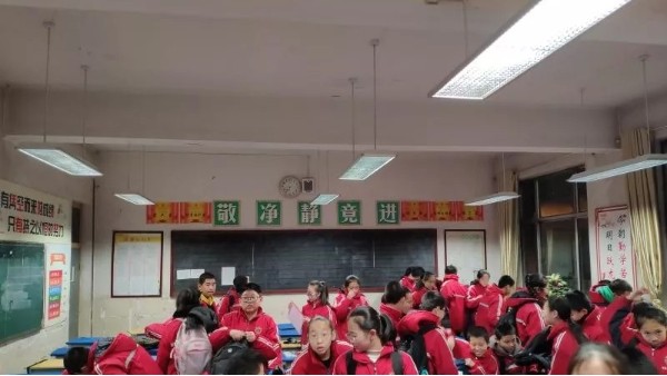 用健康之光守護成長，教室照明改造達標計劃如火如荼進行~