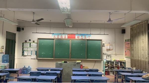 教室照明<i style='color:red'>改造后</i>，燈光明亮了，但是燈光很柔合，不刺眼