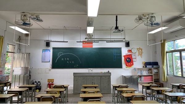 教室照明<i style='color:red'>改造后</i>，燈光變?nèi)岷土?，?duì)孩子們預(yù)防近視更有效了