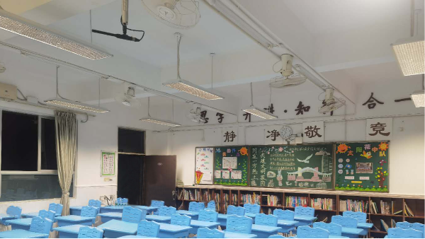 華輝照明營造符合國家標(biāo)準(zhǔn)要求的教室照明，有效降低學(xué)生近視率