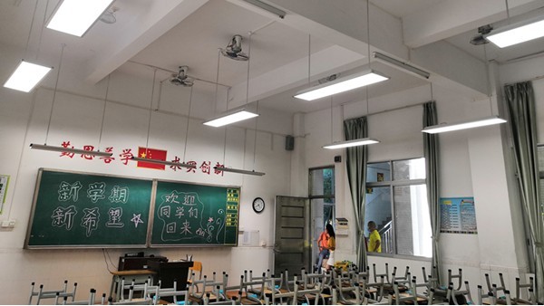 熒光燈嚴(yán)重危害學(xué)生的視力健康，教室照明需要用護(hù)眼教室燈具