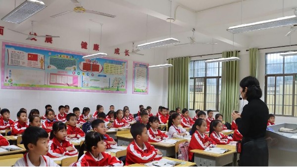 維格教育照明，教室護眼燈，打造健康學習環(huán)境！