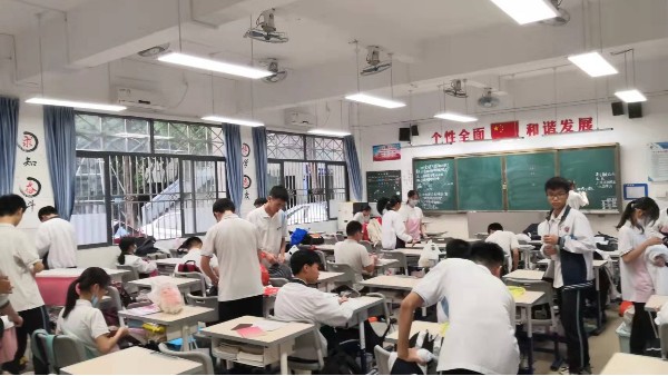 維格教育照明：點(diǎn)亮知識(shí)的曙光，黑板燈的專業(yè)選擇